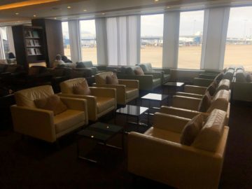 The House Lounge Sydney Sitzbereich Mit Blick Auf Das Rollfeld