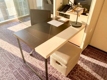 Four Seasons Seoul Schreibtisch 1