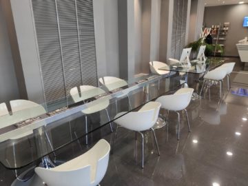 Cip Lounge Athen Arbeitsfläche Macbooks