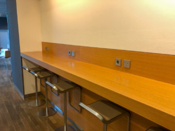 Lufthansa Business Lounge G28 Muenchen Barhocker Anschluesse
