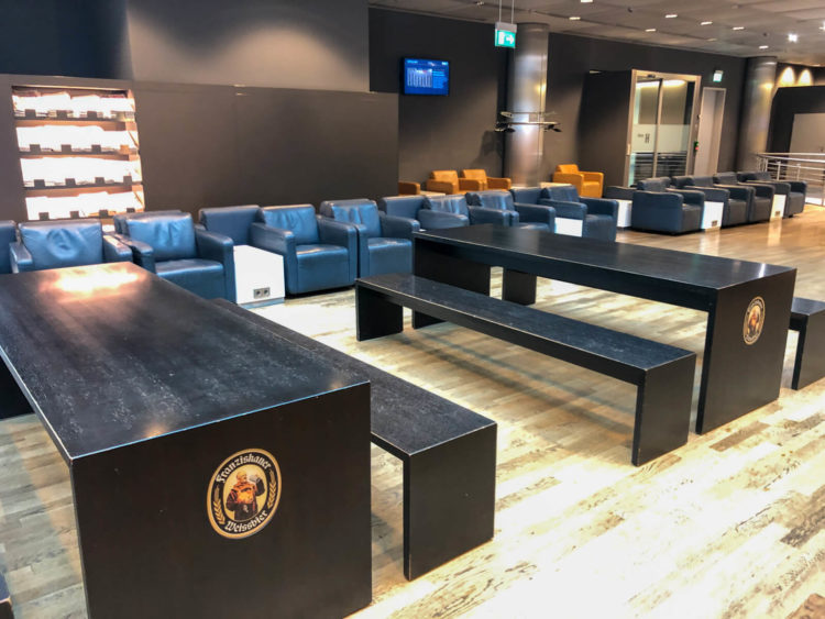 Lufthansa Business Lounge G28 Muenchen Bartische
