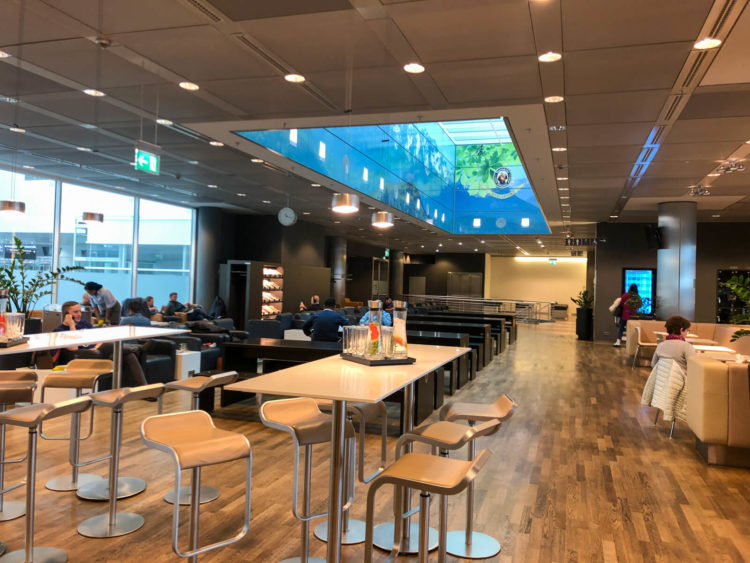 Lufthansa Business Lounge G28 Muenchen Blick In Die Lounge Hinten