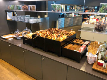 Lufthansa Business Lounge G28 Muenchen Bretzel Brot