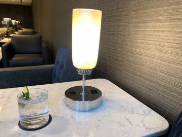 United Polaris Lounge Chicago Gin And Tonic Anschluesse