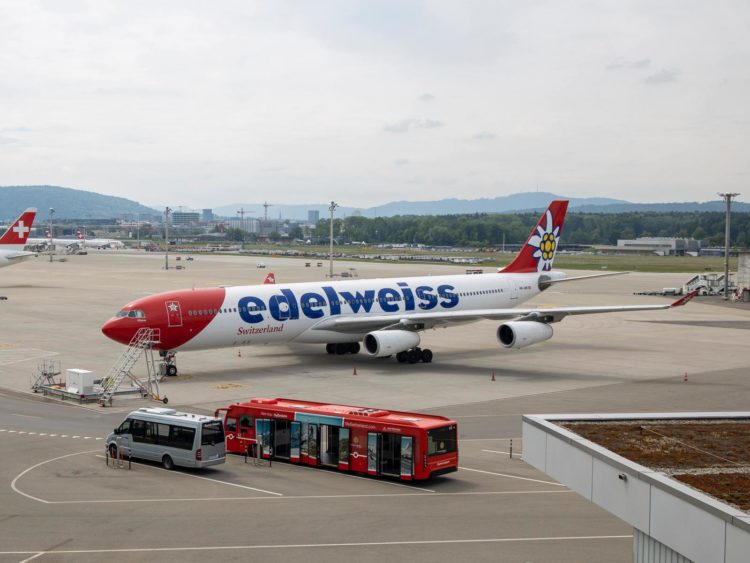 Edelweiss Airbus A340 300 Flughafen Unsplash
