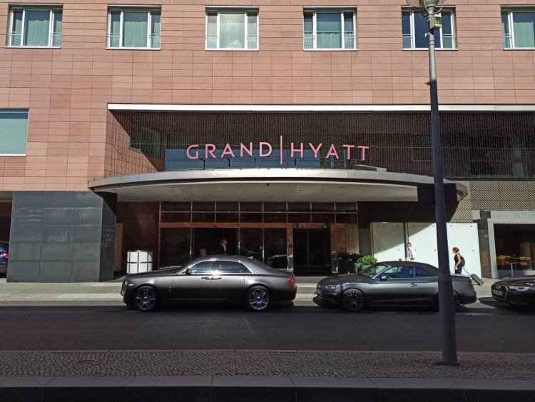 Grand Hyatt Berlin Eingang Tag
