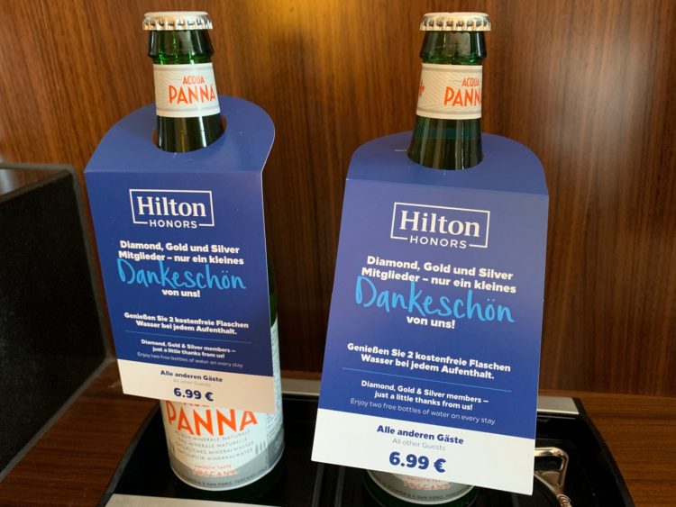 Hilton Berlin Wasserflaschen Status