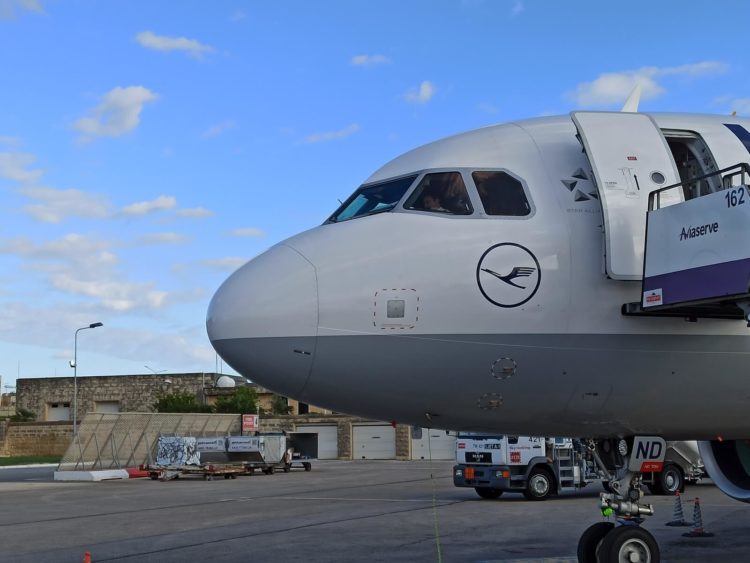 Lufthansa Flugzeug A320 Cockpit