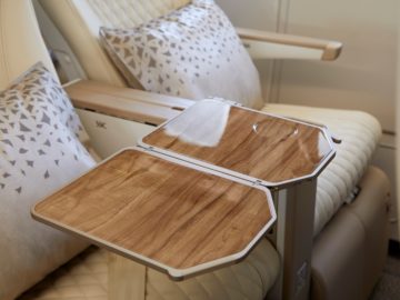 Emirates Premium Economy Class Tisch Copyright