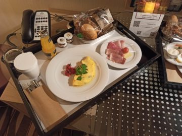 Hilton Frankfurt Airport Fruehstueck Auf Dem Zimmer Tablett1