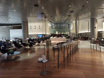 Qatar Airways Al Mourjan Business Class Lounge Corona Mittelteil Sitzgelegenheiten
