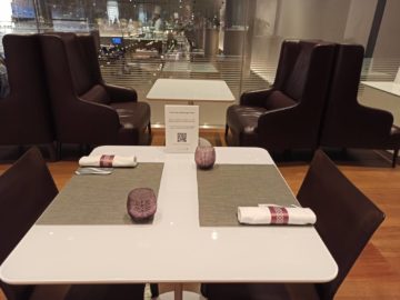 Qatar Airways Al Mourjan Business Class Lounge Corona Restaurant Sitzplaetze