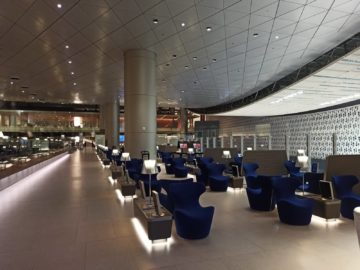 Qatar Airways Al Mourjan Business Class Lounge Corona Sitzgelegenheiten Aussen 2