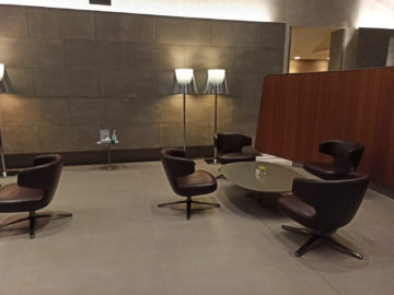 Qatar Airways Al Mourjan Business Class Lounge Corona Sitzgruppe