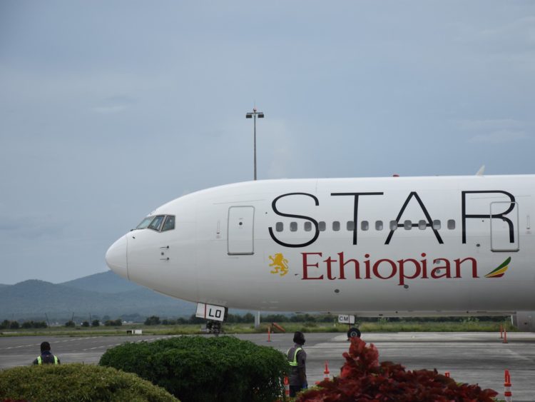Ethiopian Airlines B767 Cockpit Star Alliance Lackierung