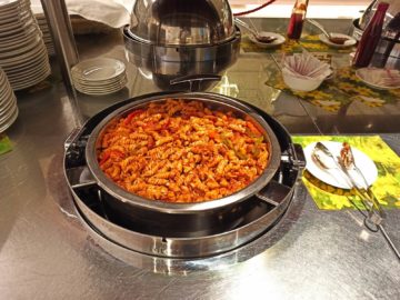 Ethiopian Airlines Sheba Platinum Lounge Addis Abeba Terminal 2 Warmes Buffet Nudeln