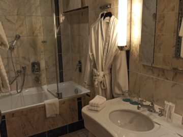Le Meridien Grand Hotel Nuernberg Junior Suite Bad Bademantel