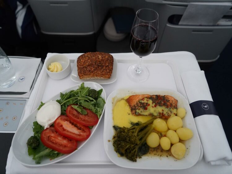 Lufthansa A350 900 Business Class Hauptgang Frankfurt Vancouver