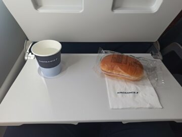 Air France Airbus A220 300 Broetchen Wasser