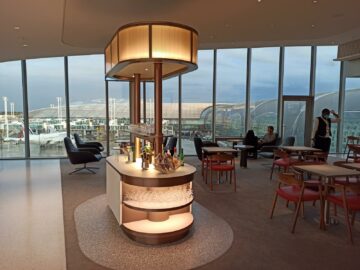 Air France Lounge Paris Charles De Gaulle Terminal 2f Spirituosen Mit Blick Auf Flugzeuge