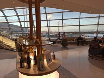 Air France Lounge Paris Charles De Gaulle Terminal 2f Untergeschoss Blick Auf Fensterfront Und Treppe