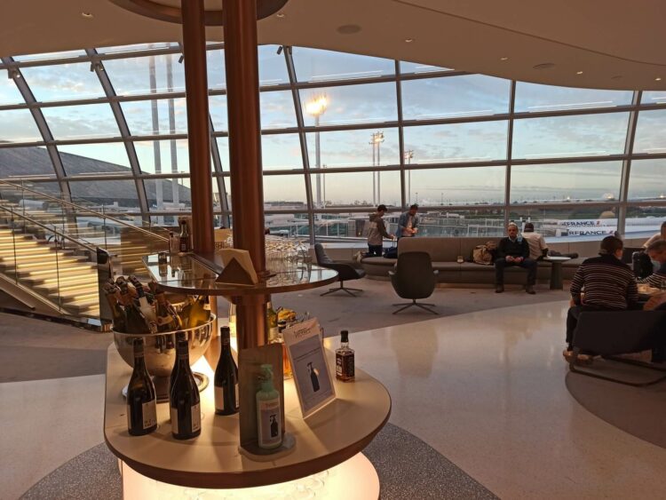 Air France Lounge Paris Charles De Gaulle Terminal 2f Untergeschoss Blick Auf Fensterfront Und Treppe