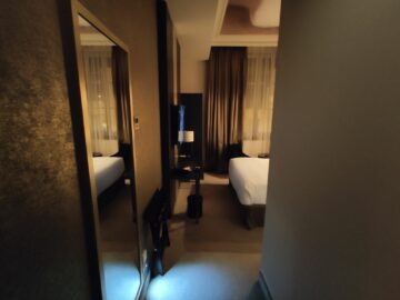 Niepce Paris Hotel Zimmer Eingang Blick