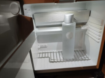 Niepce Paris Hotel Zimmer Minibar Wasser