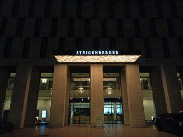 Steigenberger Airport Hotel Berlin Eingang Nacht