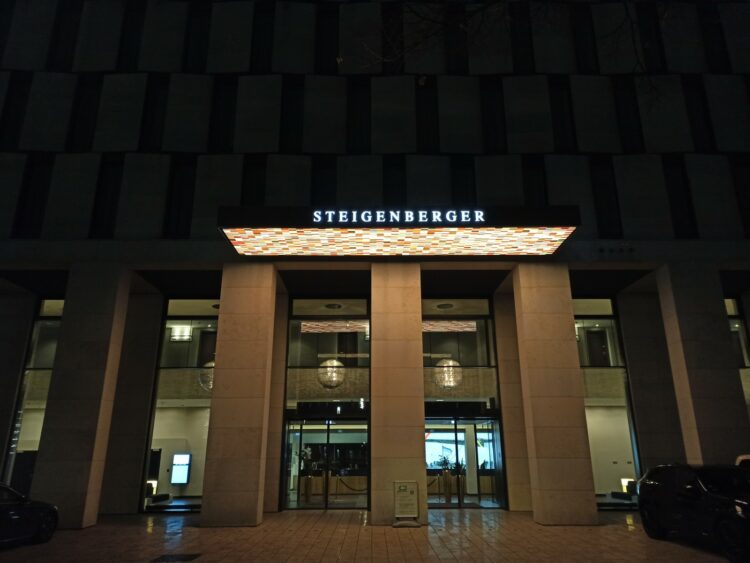 Steigenberger Airport Hotel Berlin Eingang Nacht