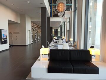 Steigenberger Airport Hotel Berlin Lobby Tageslicht