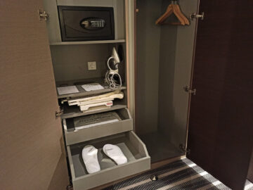 Steigenberger Airport Hotel Berlin Zimmer Schrank