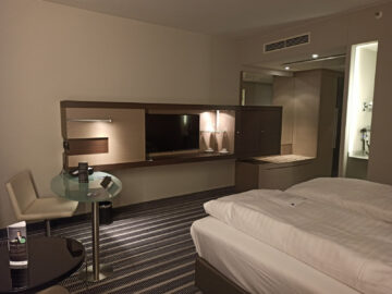 Steigenberger Airport Hotel Berlin Zimmer Wohnwand
