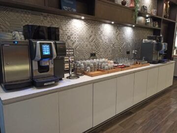 Hyatt Place Frankfurt Airport Fruehstueck Kaffeemaschinen