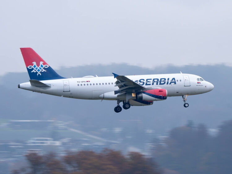 Flugzeug Airserbia A319 Zurich