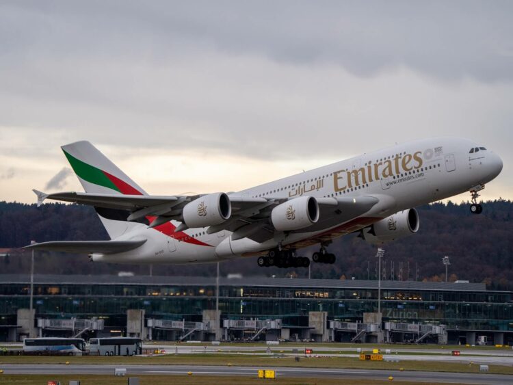 Flugzeug Emirates A380 Take Off Zurich Airport