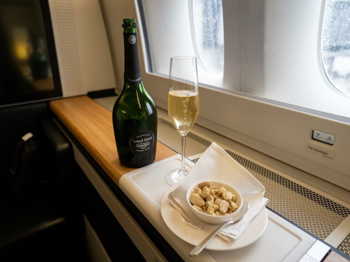 Swiss First Class Boeing 777 First Class Champagner Und Nuesse
