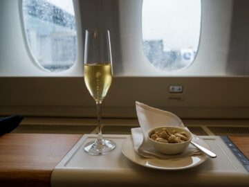 Swiss First Class Boeing 777 First Class Champagner Und Nuesse 2