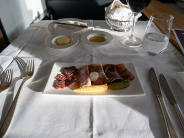 Swiss First Class Boeing 777 First Class Schweizer Fleisch Vorspeise