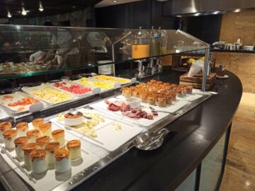 Hilton Mexico City Reforma Fruehstueck Joghurt Wurst