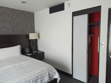 Le Meridien Mexico City Superior Suite Schlafzimmer Wandschrank