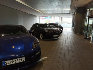 Lufthansa First Class Chauffeur Service Porsche Cayenne