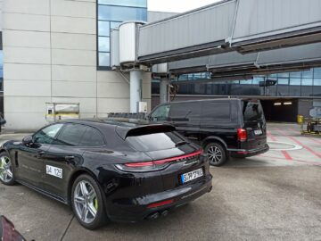 Lufthansa First Class Chauffeur Service Porsche Rollfeld Fluggastbruecke