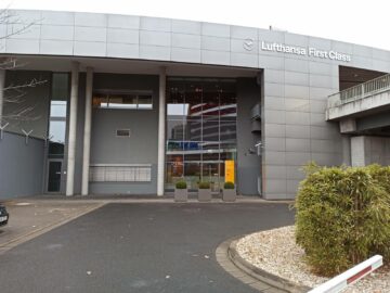 Lufthansa First Class Terminal Frankfurt Aussenansicht Bedeckt