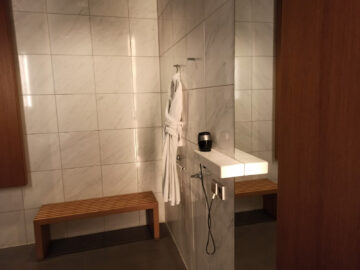 Lufthansa First Class Terminal Frankfurt Badezimmer Bademantel