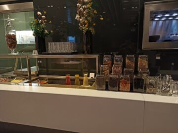 Lufthansa First Class Terminal Frankfurt Restaurant Fruehstueck Saefte Cornflakes