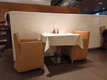 Lufthansa First Class Terminal Frankfurt Restaurant Tische