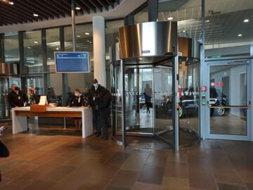 Lufthansa First Class Terminal Passkontrolle Uebergabe Chauffeurservice