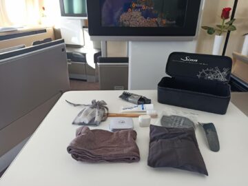 Review Lufthansa First Class Boeing 747 8 Mexico City Amenity Kit Herren Ausgepackt