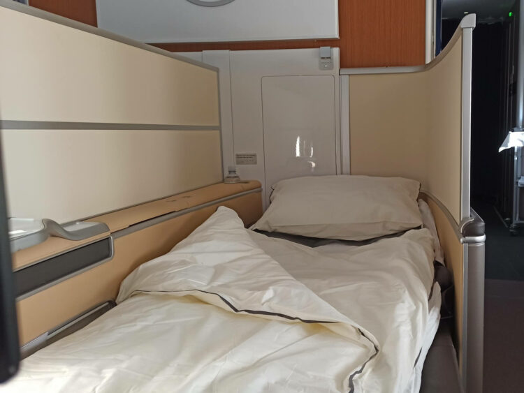 Review Lufthansa First Class Boeing 747 8 Mexico City Bett Sichtschutz